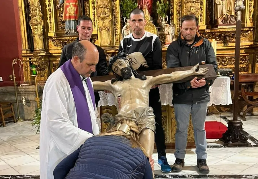 Foto 3 - Descendido el Santo Cristo de San Andr&eacute;s