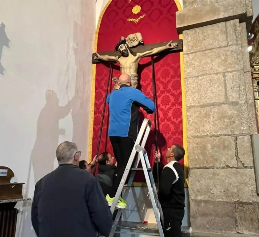 Foto 2 - Descendido el Santo Cristo de San Andr&eacute;s