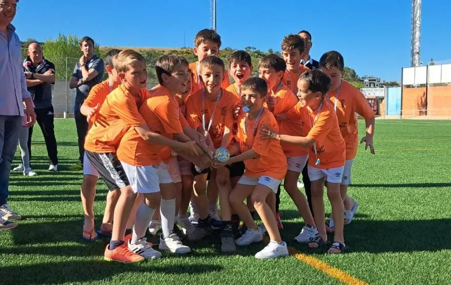 Foto 7 - Los benjamines del Ciudad Rodrigo CF quedan subcampeones del X Torneo de F&uacute;tbol 8 de Coria