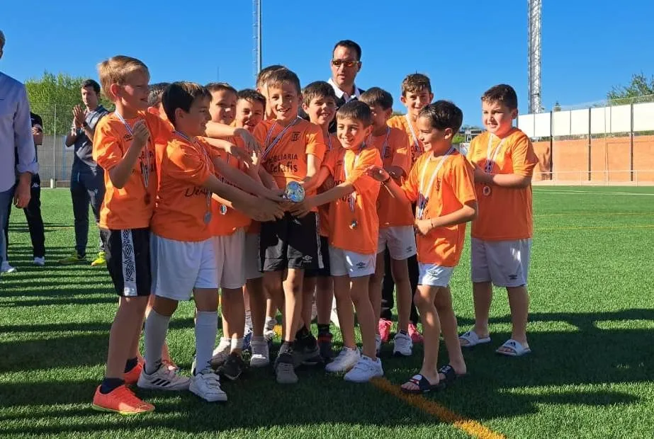 Foto 5 - Los benjamines del Ciudad Rodrigo CF quedan subcampeones del X Torneo de F&uacute;tbol 8 de Coria