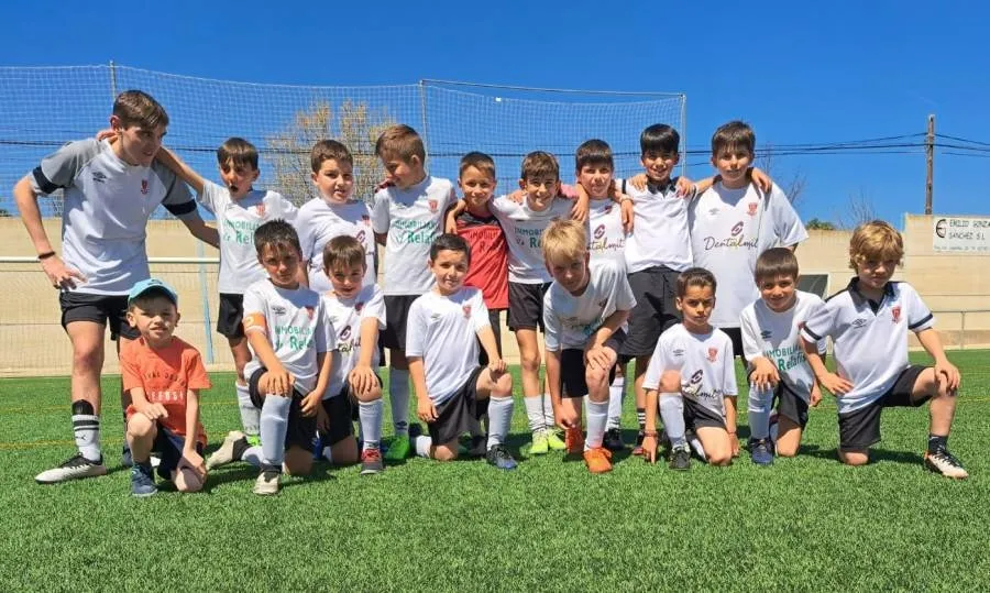 Foto 4 - Los benjamines del Ciudad Rodrigo CF quedan subcampeones del X Torneo de F&uacute;tbol 8 de Coria