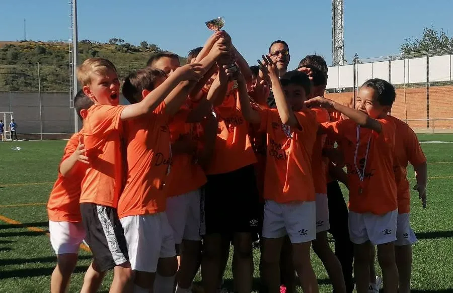 Foto 2 - Los benjamines del Ciudad Rodrigo CF quedan subcampeones del X Torneo de F&uacute;tbol 8 de Coria