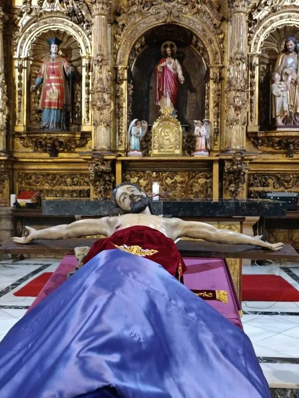 Foto 2 - El Cristo de San Andr&eacute;s bendice el Arrabal de San Francisco recorriendo sus calles con carracas y antorchas