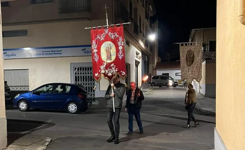 Foto 7 - El Cristo de San Andr&eacute;s bendice el Arrabal de San Francisco recorriendo sus calles con carracas y antorchas