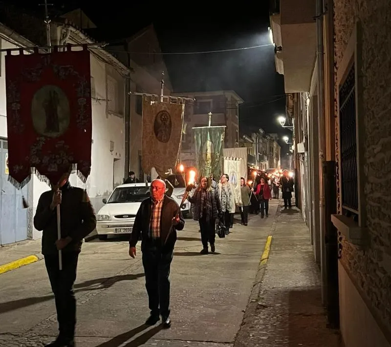 Foto 8 - El Cristo de San Andr&eacute;s bendice el Arrabal de San Francisco recorriendo sus calles con carracas y antorchas