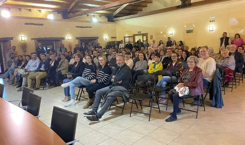 Foto 8 - Alberto Gal&aacute;n registra otro lleno en la presentaci&oacute;n de su nuevo poemario en Fuenteguinaldo