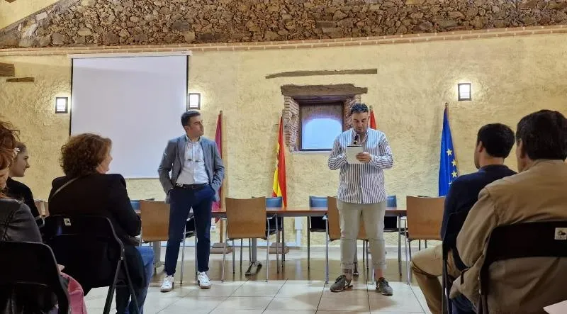 Foto 7 - Alberto Gal&aacute;n registra otro lleno en la presentaci&oacute;n de su nuevo poemario en Fuenteguinaldo