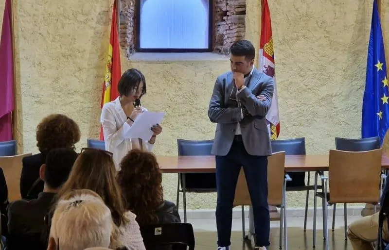 Foto 6 - Alberto Gal&aacute;n registra otro lleno en la presentaci&oacute;n de su nuevo poemario en Fuenteguinaldo