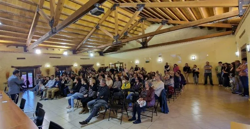 Foto 4 - Alberto Gal&aacute;n registra otro lleno en la presentaci&oacute;n de su nuevo poemario en Fuenteguinaldo