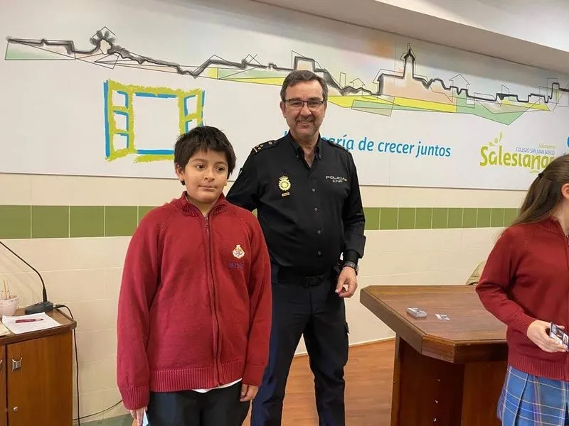 Foto 4 - La Polic&iacute;a Nacional imparte una formaci&oacute;n sobre seguridad en el Colegio San Juan Bosco 
