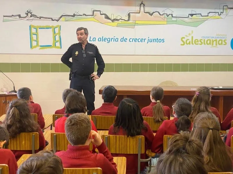 Foto 3 - La Polic&iacute;a Nacional imparte una formaci&oacute;n sobre seguridad en el Colegio San Juan Bosco 