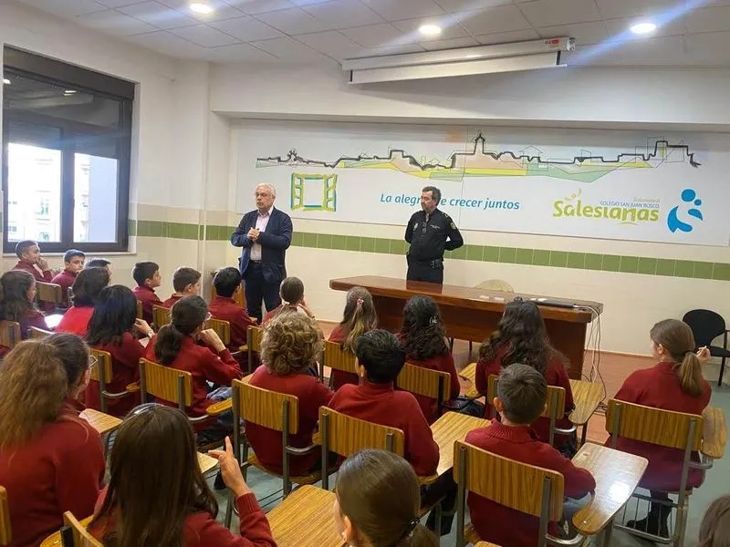 Foto 2 - La Polic&iacute;a Nacional imparte una formaci&oacute;n sobre seguridad en el Colegio San Juan Bosco 