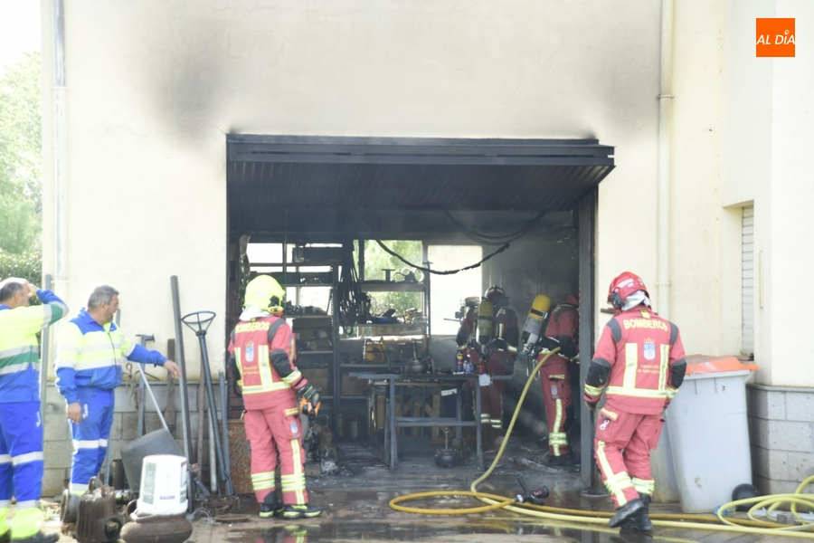 Foto 5 - Registrado un incendio en el taller de reparaciones de la depuradora de aguas residuales