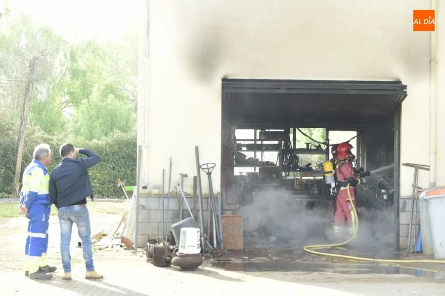 Foto 2 - Registrado un incendio en el taller de reparaciones de la depuradora de aguas residuales