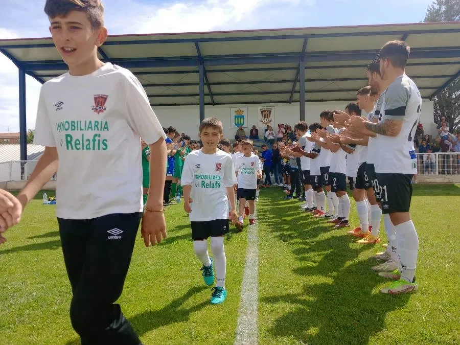 Foto 2 - El Ciudad Rodrigo sigue vivo repitiendo f&oacute;rmula: gol de Alberto Garc&iacute;a de penalty y porter&iacute;a a 0