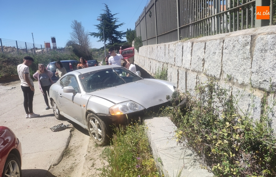 Foto 1 - Un joven resulta ileso tras perder el control de su coche en la Bajada de Santa Cruz