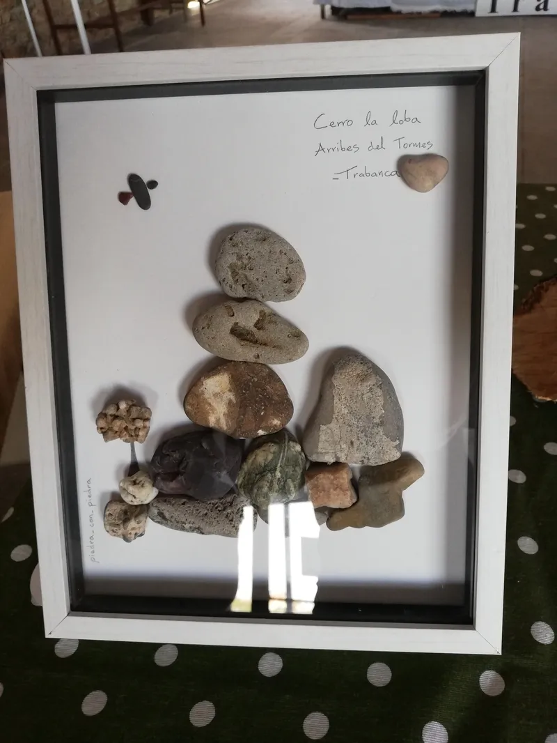 Obras de 'Piedra con piedra' expuestas en Trabanca durante el viernes y sábado pasado / FOTOS: VÍCTOR PACHO  