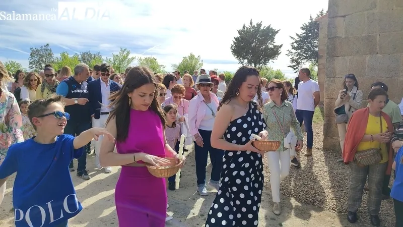 Ofertorio y subasta de roscas en honor a la Virgen del Castillo en Yecla de Yeltes / CORRAL 