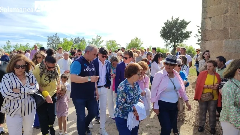 Ofertorio y subasta de roscas en honor a la Virgen del Castillo en Yecla de Yeltes / CORRAL 