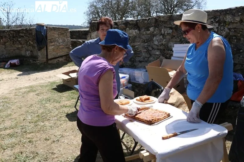 Fiesta de aniversario de la Asociación Balcón de Pilatos en el Teso de San Cristóbal / CORRAL