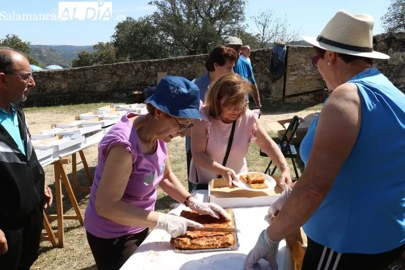 Fiesta de aniversario de la Asociación Balcón de Pilatos en el Teso de San Cristóbal / CORRAL
