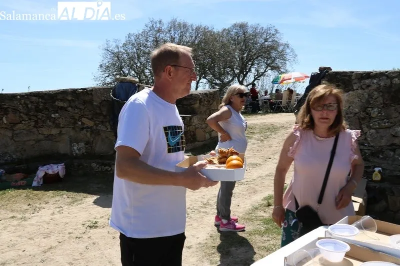 Fiesta de aniversario de la Asociación Balcón de Pilatos en el Teso de San Cristóbal / CORRAL