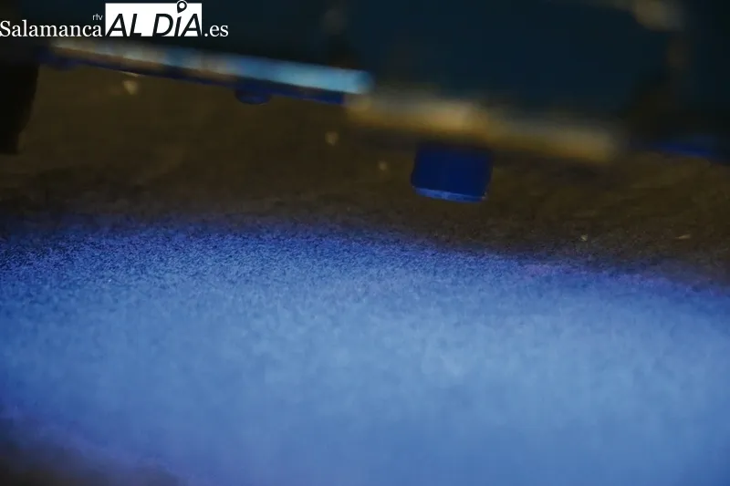Partículas blancas de wolframio bajo luz ultravioleta 