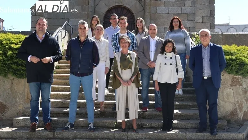 Candidatura del PP en Vitigudino flanqueada por David Mingo y Jesús María Ortiz / CORRAL 