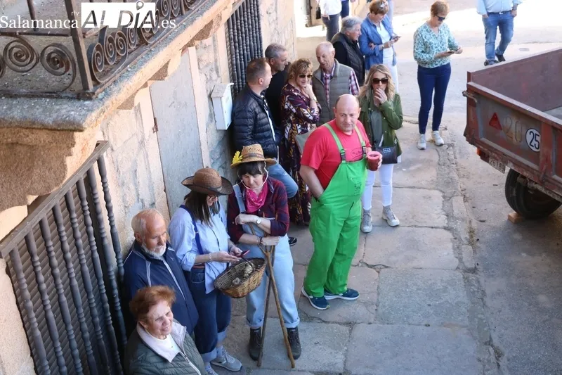 Las peñas llenan de colorido la plaza de Yecla de Yeltes durante el chupinazo / CORRAL