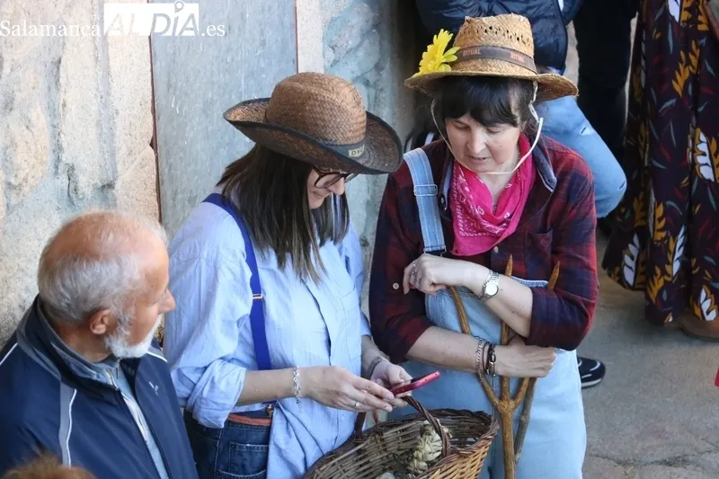 Las peñas llenan de colorido la plaza de Yecla de Yeltes durante el chupinazo / CORRAL