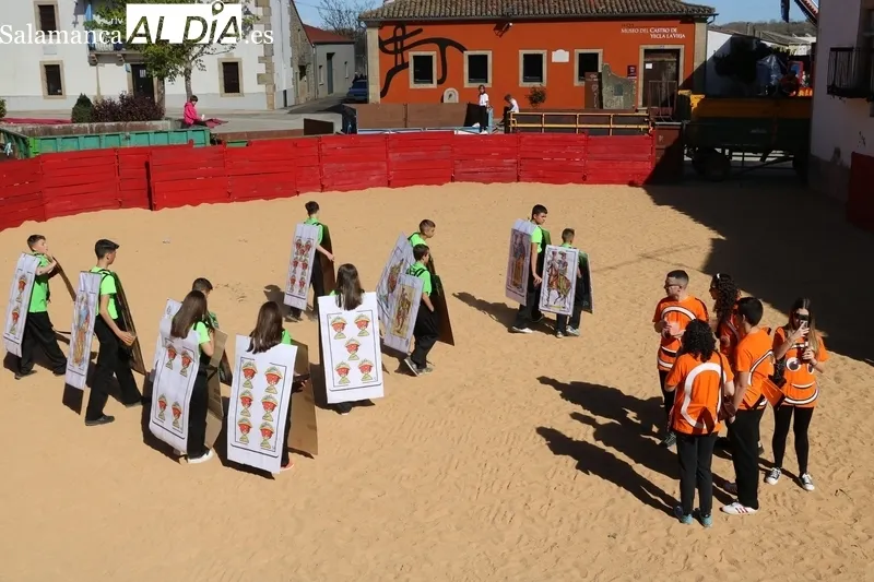 Las peñas llenan de colorido la plaza de Yecla de Yeltes durante el chupinazo / CORRAL
