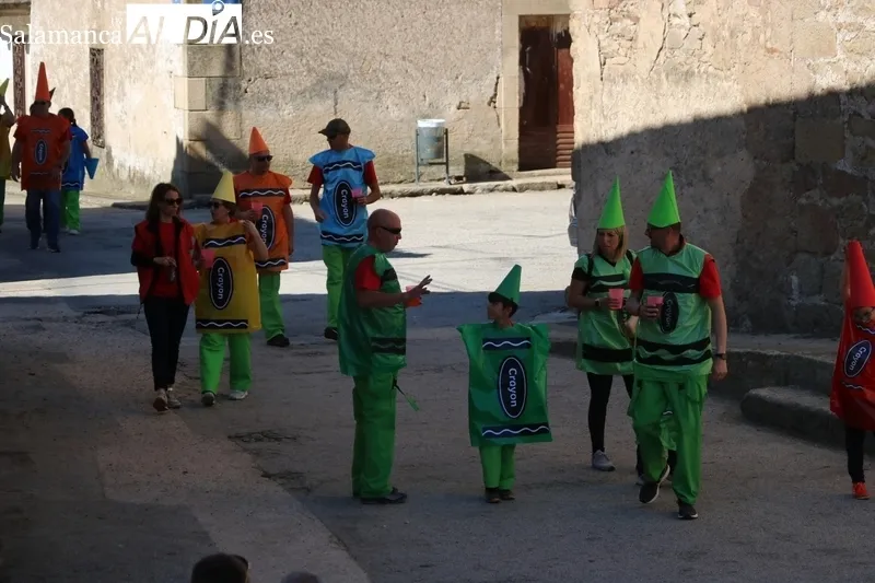 Las peñas llenan de colorido la plaza de Yecla de Yeltes durante el chupinazo / CORRAL