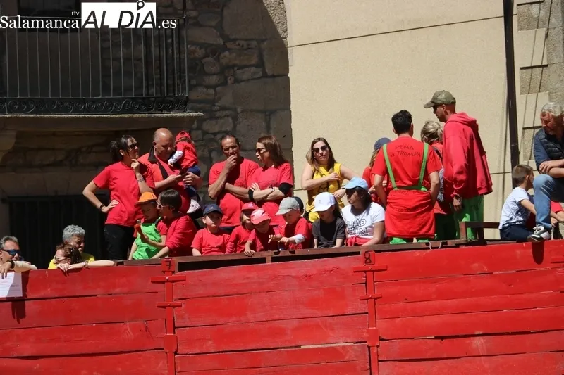 Triunfo de Álvaro Briones en Yecla de Yeltes tras cortar el rabo a un buen añojo de Eduardo Martín Cilleros / CORRAL 