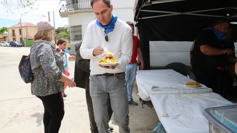 Presentación de la bandera y paella para comenzar las fiestas en Olmedo de Camaces / CORRAL 