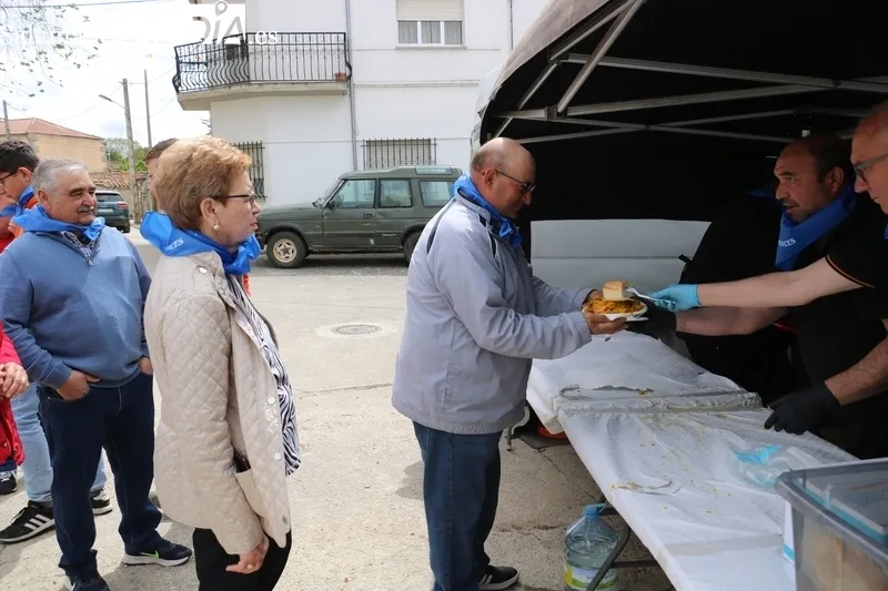 Presentación de la bandera y paella para comenzar las fiestas en Olmedo de Camaces / CORRAL 