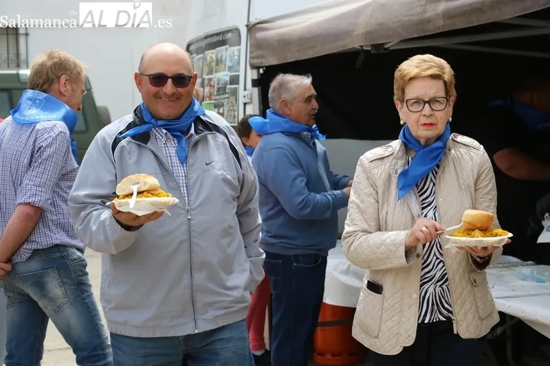 Presentación de la bandera y paella para comenzar las fiestas en Olmedo de Camaces / CORRAL 