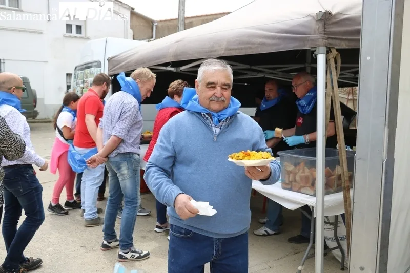 Presentación de la bandera y paella para comenzar las fiestas en Olmedo de Camaces / CORRAL 