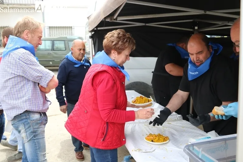 Presentación de la bandera y paella para comenzar las fiestas en Olmedo de Camaces / CORRAL 