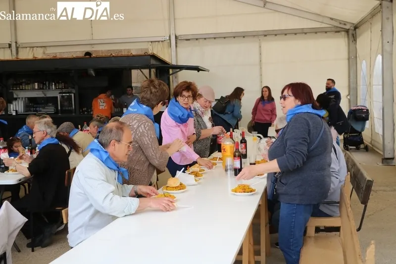 Presentación de la bandera y paella para comenzar las fiestas en Olmedo de Camaces / CORRAL 