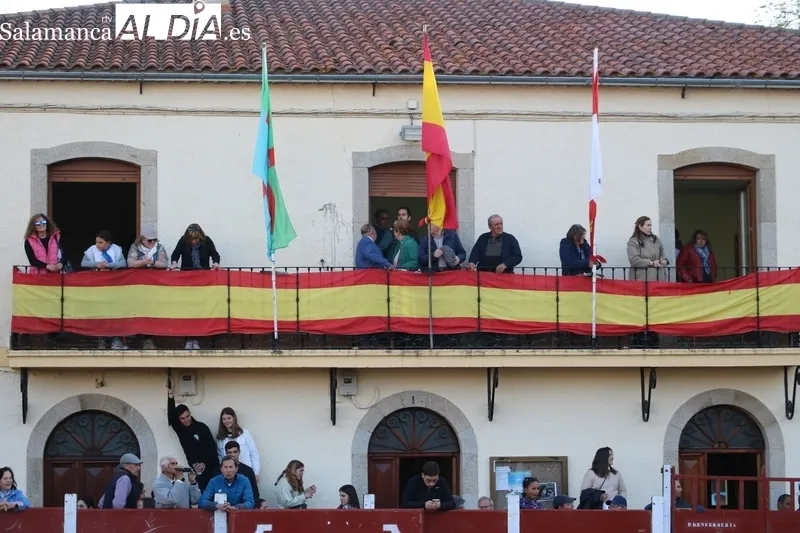 Clase práctica de los alumnos de la Escuela de Tauromaquia de Salamanca en Olmedo de Camaces / CORRAL