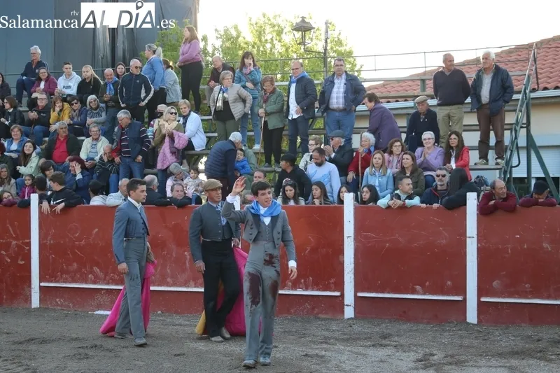 Clase práctica de los alumnos de la Escuela de Tauromaquia de Salamanca en Olmedo de Camaces / CORRAL