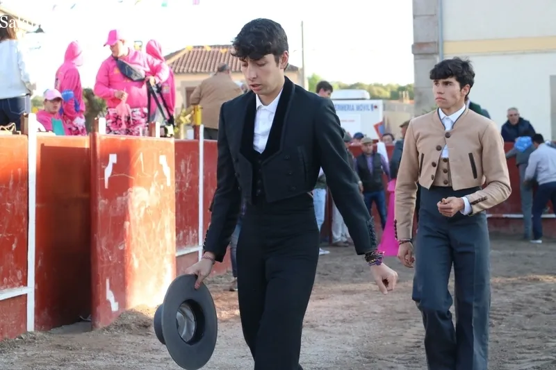 Clase práctica de los alumnos de la Escuela de Tauromaquia de Salamanca en Olmedo de Camaces / CORRAL