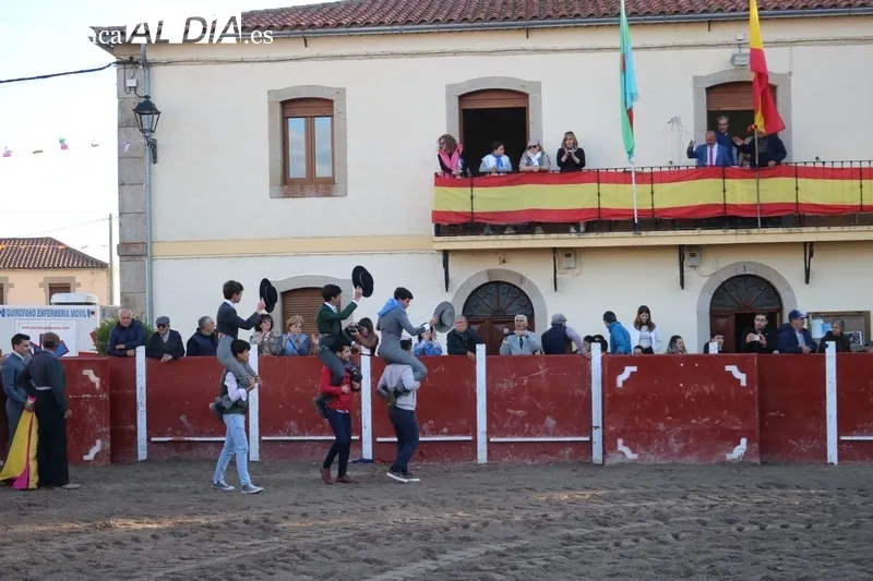 Clase práctica de los alumnos de la Escuela de Tauromaquia de Salamanca en Olmedo de Camaces / CORRAL