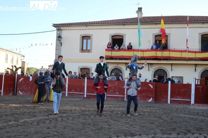 Clase práctica de los alumnos de la Escuela de Tauromaquia de Salamanca en Olmedo de Camaces / CORRAL