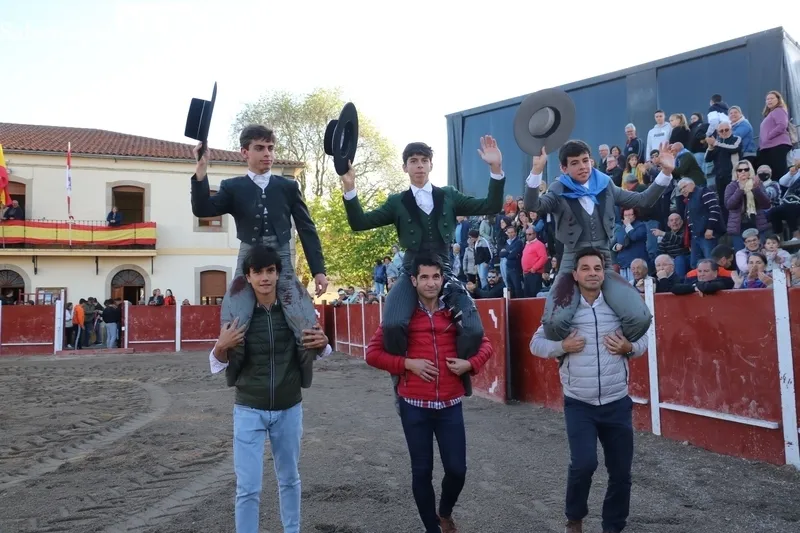 Clase práctica de los alumnos de la Escuela de Tauromaquia de Salamanca en Olmedo de Camaces / CORRAL