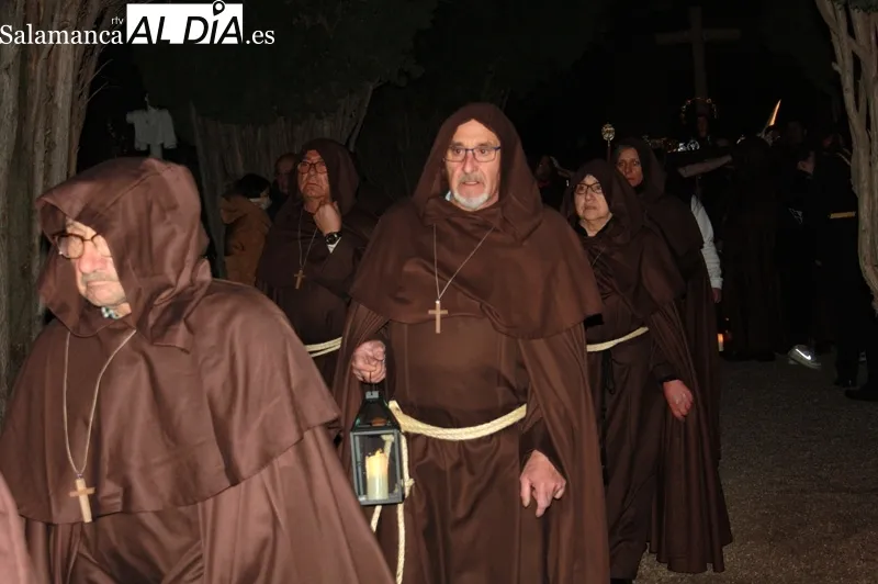 El acto de penitencia del Lunes Santo ha sido la primera vez en la historia en la que un Santo Cristo llegaba al cementerio