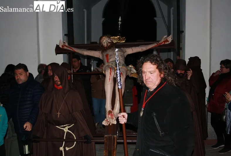 El acto de penitencia del Lunes Santo ha sido la primera vez en la historia en la que un Santo Cristo llegaba al cementerio