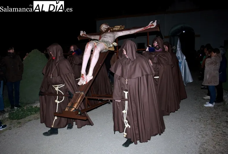 El acto de penitencia del Lunes Santo ha sido la primera vez en la historia en la que un Santo Cristo llegaba al cementerio