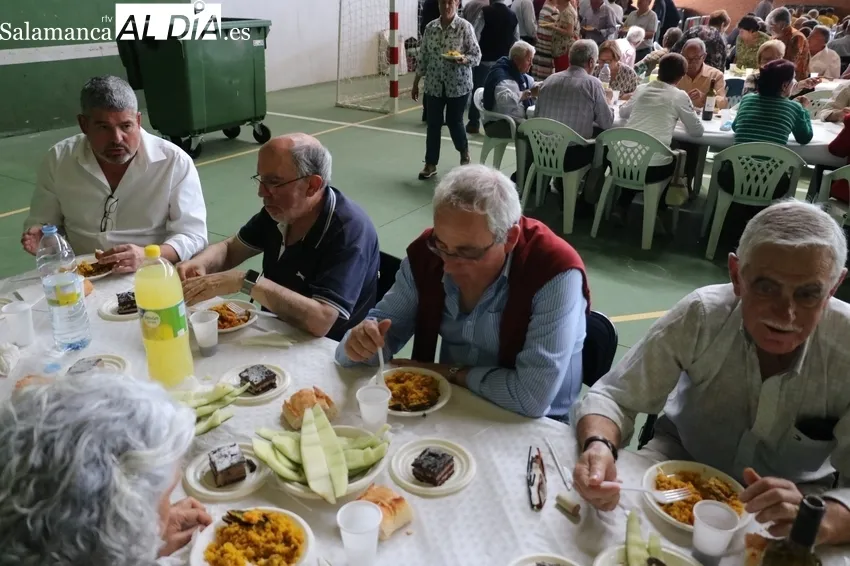 Comida en el pabellón municipal de deportes de Villavieja / CORRAL