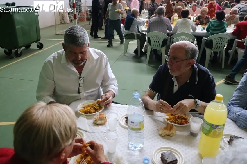 Comida en el pabellón municipal de deportes de Villavieja / CORRAL